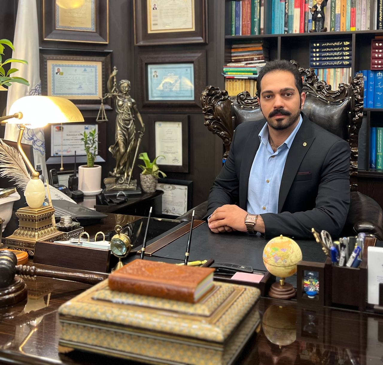 عکس وکیل